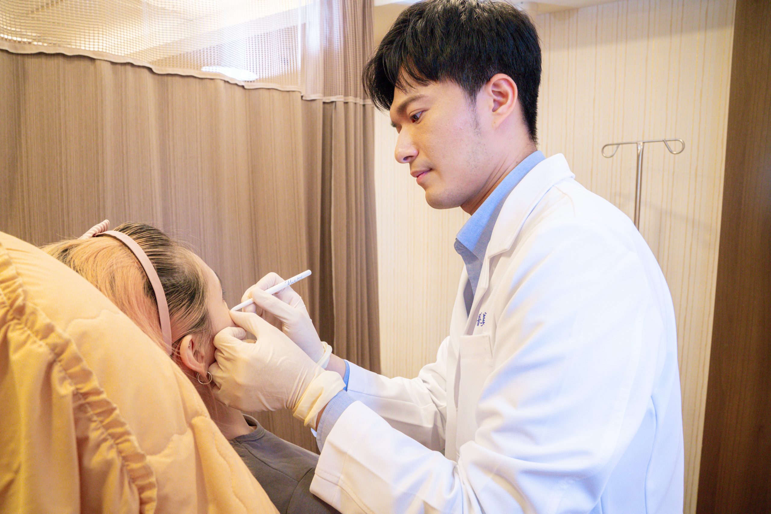 林彥廷醫師施打玻尿酸前在客戶臉上做記號