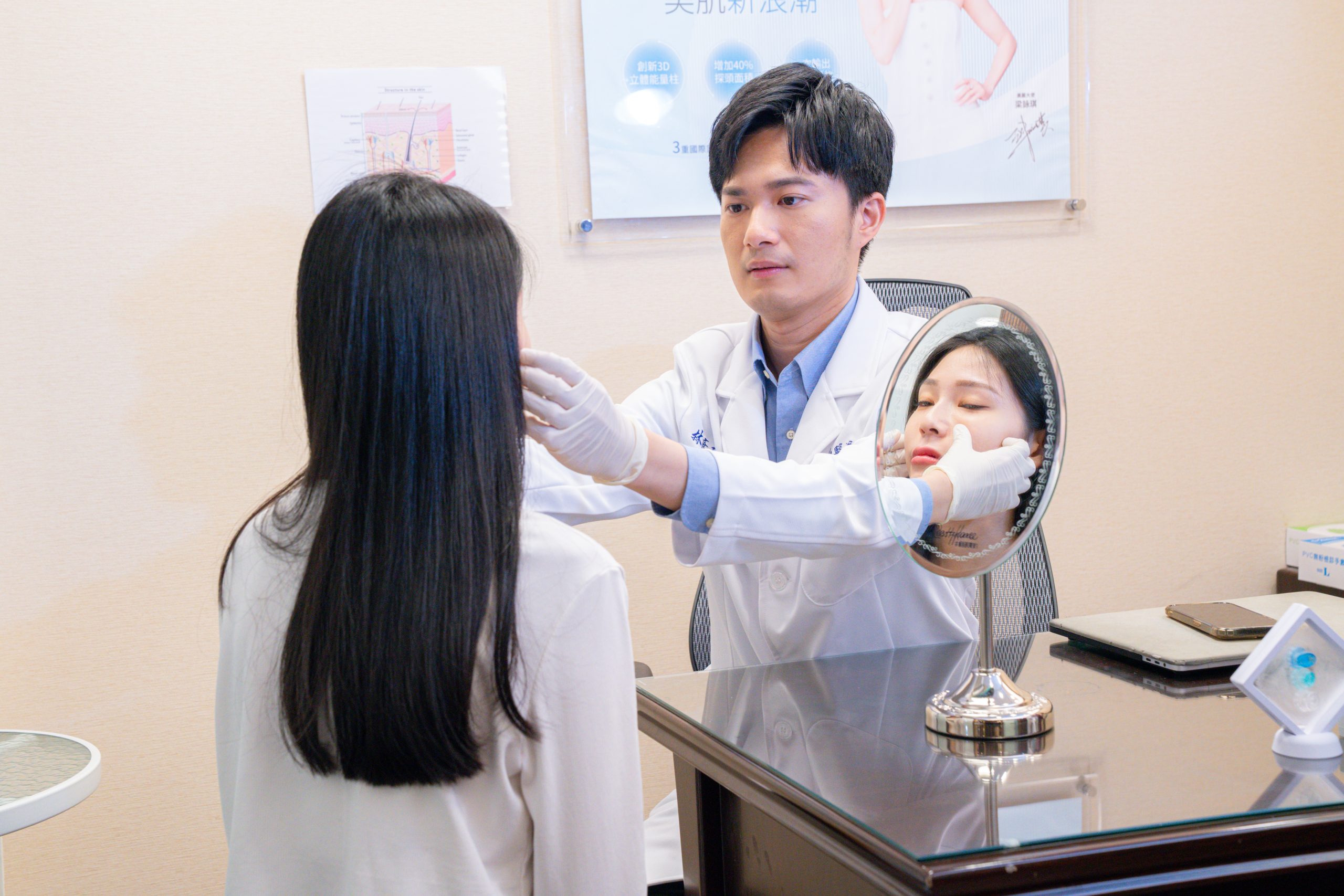 美之約診所林彥廷醫師以觸診方式確認波尿酸施打劑量