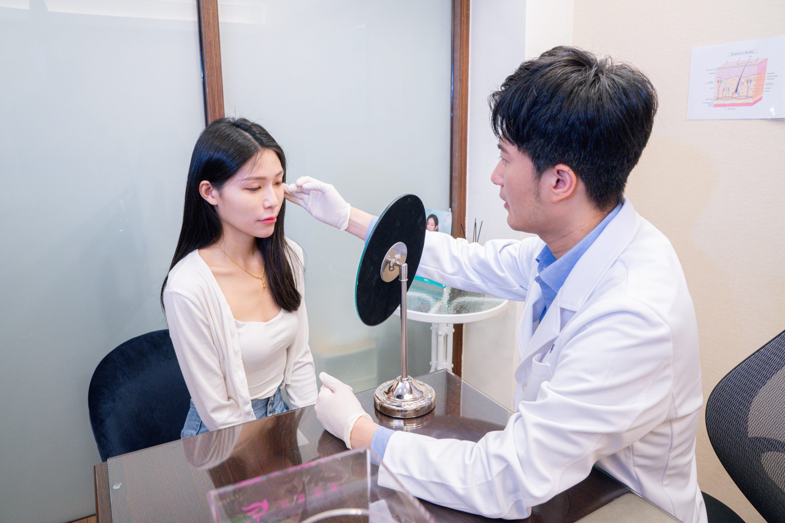 美之約診所林彥廷醫師為顧客分析玻尿酸施打部位