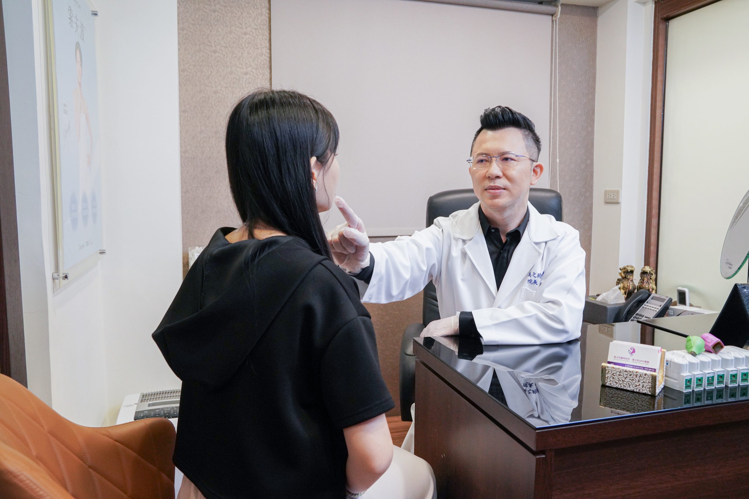 美之約醫美診所陳政穎院長位客人評估AA Signature頸緻拉提