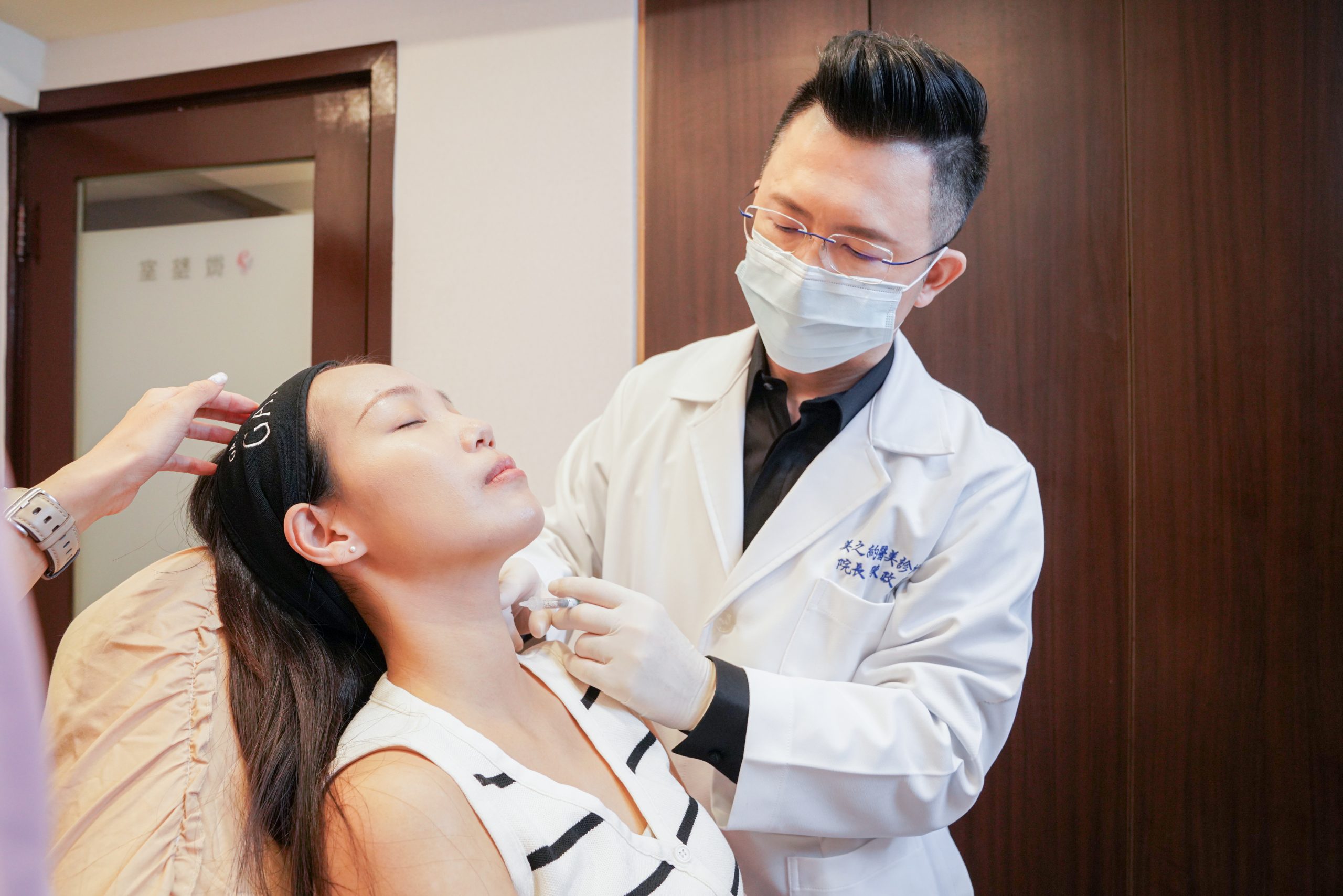 美之約醫美診所陳政穎院長位客人施作AA Signature頸緻拉提