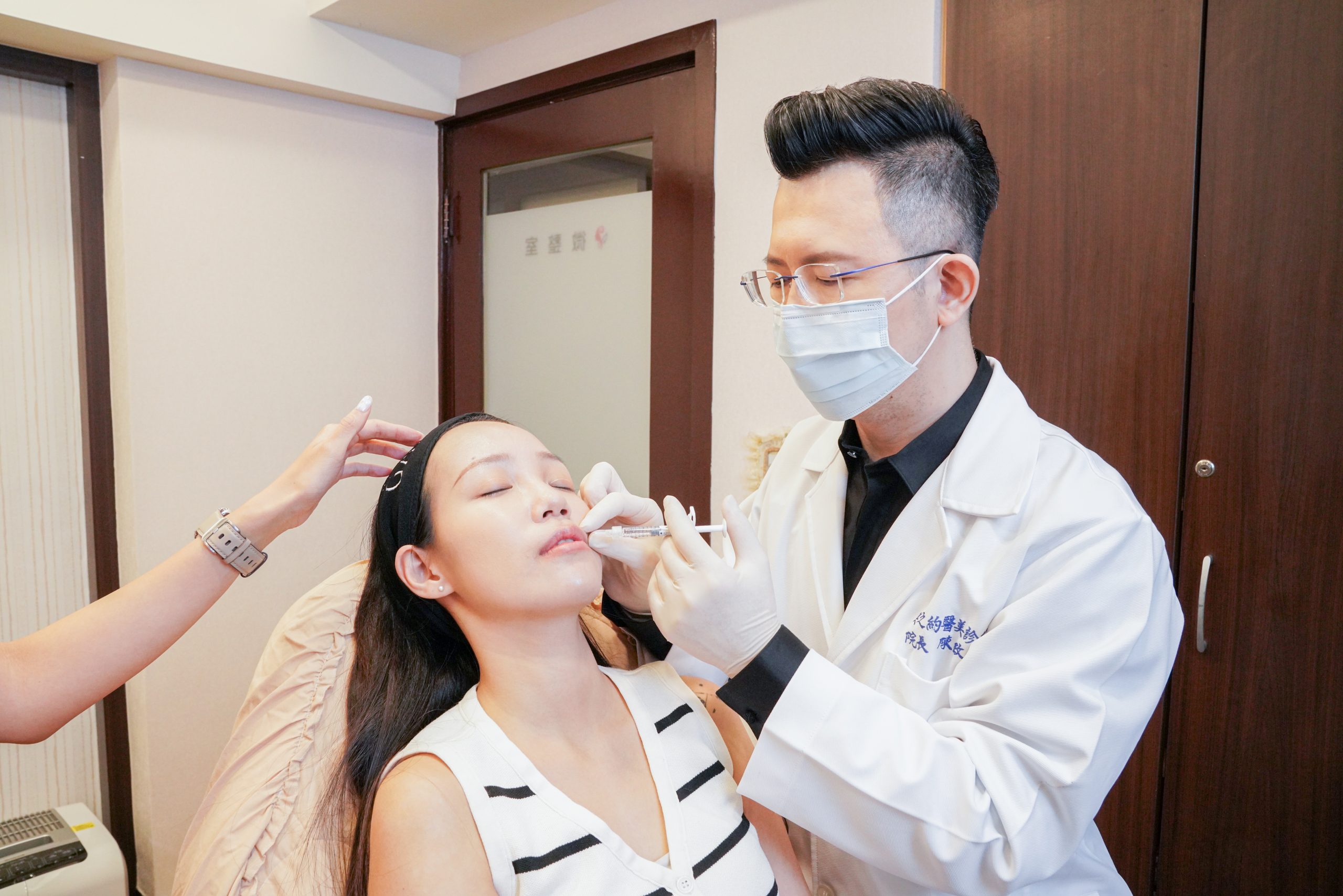 美之約診所陳政穎院長在注射玻尿酸於蘋果肌