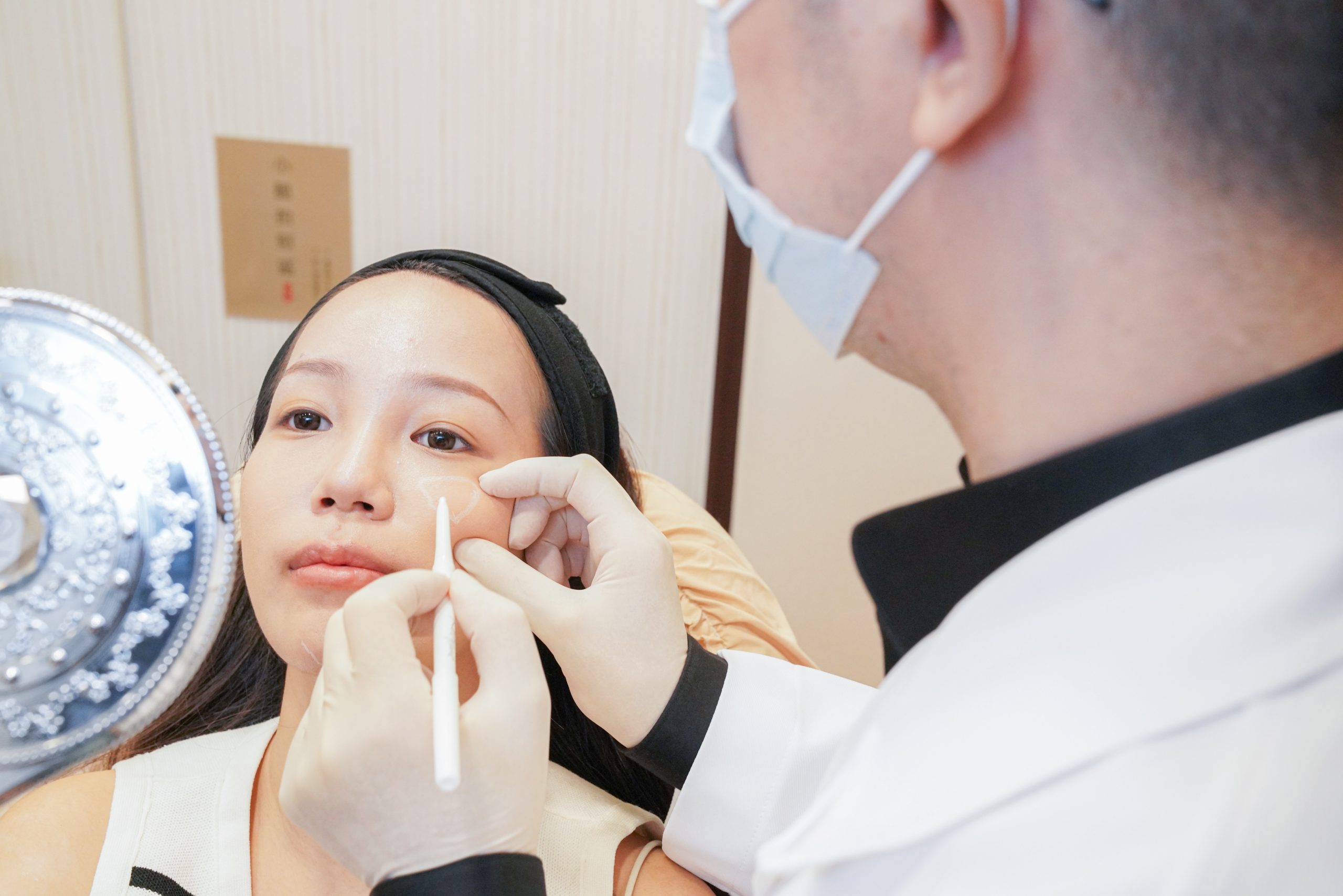 美之約診所陳政穎院長在注射玻尿酸前做記號