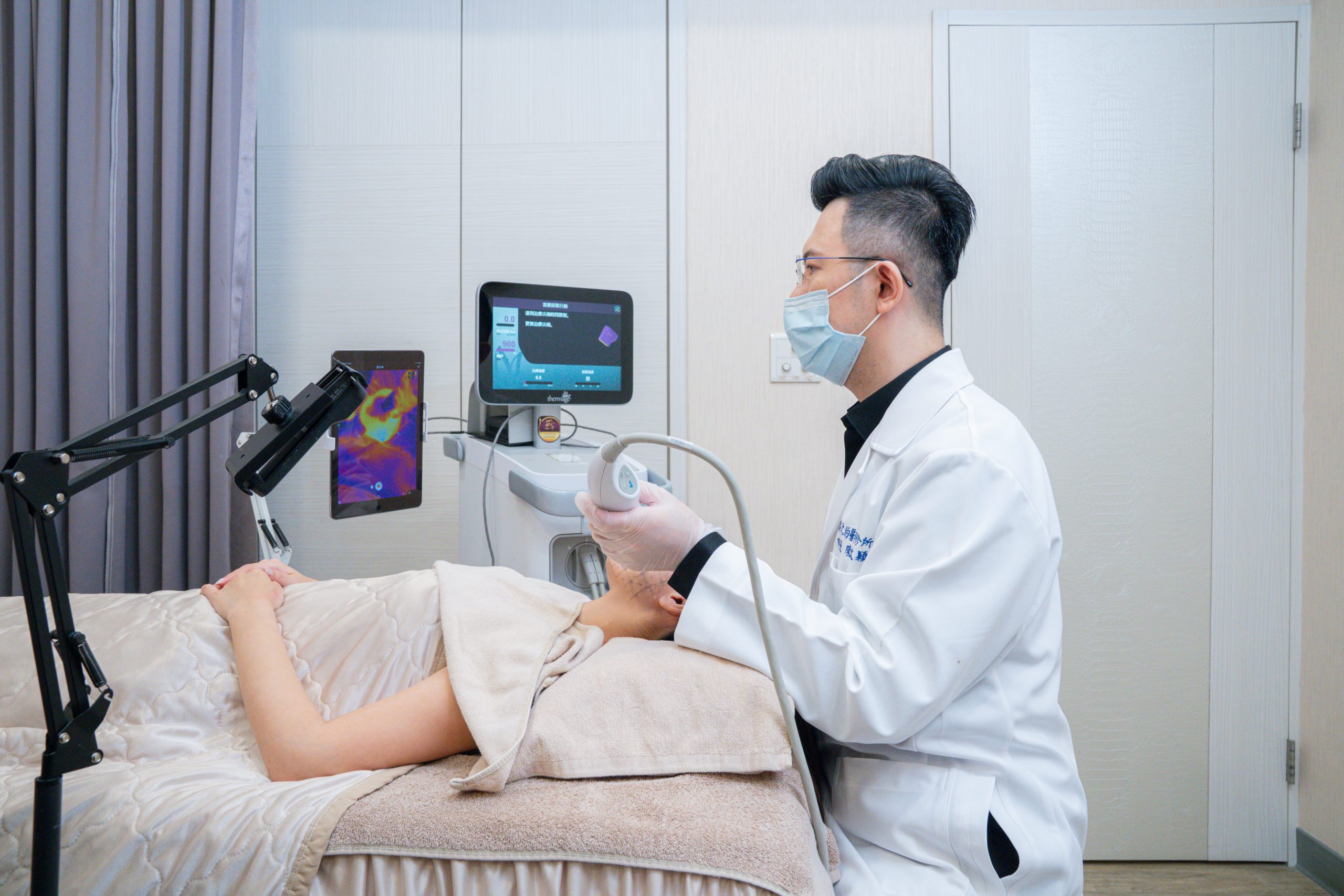 美之約診所陳政穎院長搭配熱顯像儀來施打鳳凰電波